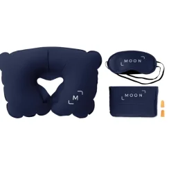 Gift Campaign Accessori da viaggio brandizzati con cuscino tappi e mascherina First Class></noscript> Accessori Da Viaggio