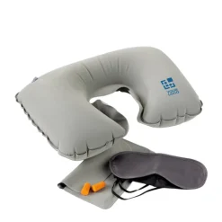 Gift Campaign Accessori da viaggio brandizzati con cuscino tappi e mascherina First Class></noscript> Accessori Da Viaggio