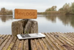 Gift Campaign Altoparlanti wireless con logo in alluminio, tessuto e bambù EcoFusion></noscript> Casse Personalizzate