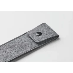 Gift Campaign Astuccio con chiusura a bottone in feltro rPET per 2 penne></noscript> Gadget Per L'Ufficio