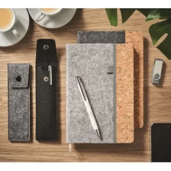 Gift Campaign Astuccio con chiusura a bottone in feltro rPET per 2 penne></noscript> Gadget Per L'Ufficio