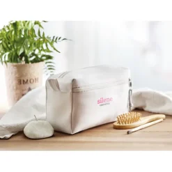 Gift Campaign Beauty case in poliestere 600D con retro in PPE e doppia tasca DuoZip></noscript> Beauty Case Personalizzati