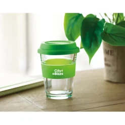 Gift Campaign Bicchiere take away con tappo e fascia silicone 350ml Takeaway Cristal></noscript> Bicchieri Take Away