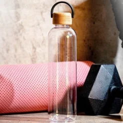 Gift Campaign Borraccia in tritan con tappo in bambù e manico per il trasporto 1l></noscript> Borracce In Plastica