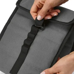 Gift Campaign Borsa termica in rPET con finiture nere e chiusura con patta e fibbia></noscript> Borse Termiche