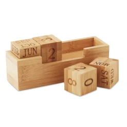Gift Campaign Calendario promozionale perpetuo da scrivania in bamboo Bamboo></noscript> Gadget Per L'Ufficio