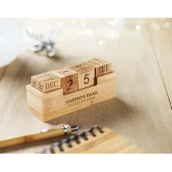 Gift Campaign Calendario promozionale perpetuo da scrivania in bamboo Bamboo></noscript> Gadget Per L'Ufficio