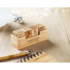 Gift Campaign Calendario promozionale perpetuo da scrivania in bamboo Bamboo></noscript> Gadget Per L'Ufficio