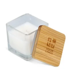 Gift Campaign Candela in cera vegetale in barattolo di vetro con coperchio in bambù></noscript> Candele