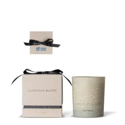 Gift Campaign Candela profumata con aroma floreale e durata di 38 ore Victorian></noscript> Candele