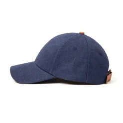 Gift Campaign Cappello in tela di cotone riciclato con dettagli in pelle sintetica></noscript> Cappellini Personalizzati