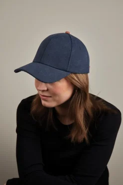 Gift Campaign Cappello in tela di cotone riciclato con dettagli in pelle sintetica></noscript> Cappellini Personalizzati