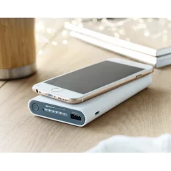Gift Campaign Caricabatterie portatile da 8.000mAh con finitura gommata Wireless></noscript> Power Bank Personalizzati