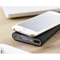 Gift Campaign Caricabatterie portatile da 8.000mAh con finitura gommata Wireless></noscript> Power Bank Personalizzati