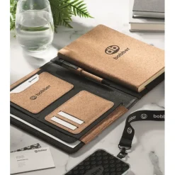 Gift Campaign Cartelle personalizzate in sughero con taccuino, penna e portatessere></noscript> Portadocumenti Personalizzati