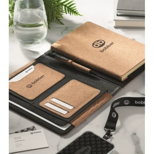 Gift Campaign Cartelle personalizzate in sughero con taccuino, penna e portatessere> Portadocumenti Personalizzati