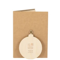 Gift Campaign Cartolina natalizia con decorazione a forma di pallina e semi di pino></noscript> Gadget Natalizi