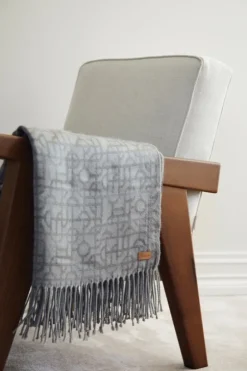 Gift Campaign Coperte con motivo geometrico con frange 130x170cm Geometric Luxe></noscript> Coperte