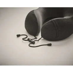 Gift Campaign Cuscino da viaggio in tessuto cationico con sacchetto Confort></noscript> Accessori Da Viaggio