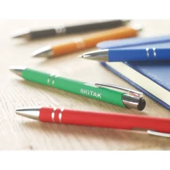 Gift Campaign Eleganti penne incise con finitura satinata inchiostro blu Aster Matt></noscript> Penne In Metallo
