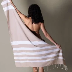 Gift Campaign Grande pareo in cotone riciclato con frange bianche 145 g/m2></noscript> Teli Mare|Asciugamani Personalizzati