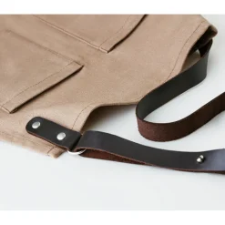 Gift Campaign Grembiule con logo con 2 tasche in canvas cerato e dettagli in pelle BBQ></noscript> Grembiuli Personalizzati