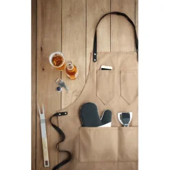 Gift Campaign Grembiule con logo con 2 tasche in canvas cerato e dettagli in pelle BBQ></noscript> Grembiuli Personalizzati