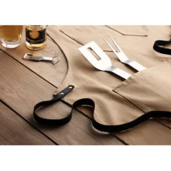 Gift Campaign Grembiule con logo con 2 tasche in canvas cerato e dettagli in pelle BBQ></noscript> Grembiuli Personalizzati