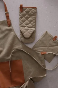 Gift Campaign Grembiule in tela stonewashed con dettagli in pelle vegana Rustic></noscript> Grembiuli Personalizzati