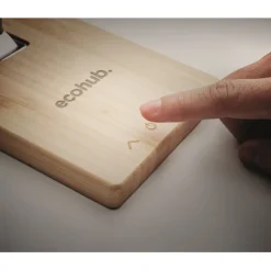 Gift Campaign Lampada da scrivania bambù con base di ricarica wireless Wireless></noscript> Gadget Per L'Ufficio