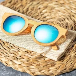 Gift Campaign Occhiali in bambù con lenti a specchio in borsa con chiusura a cordoncino></noscript> Occhiali Da Sole Personalizzati