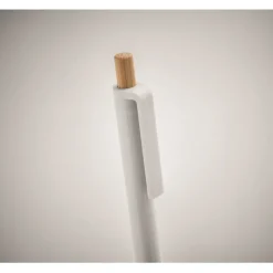 Gift Campaign Penna a sfera in ABS riciclato con pulsante in bambù e inchiostro blu></noscript> Penne Di Plastica