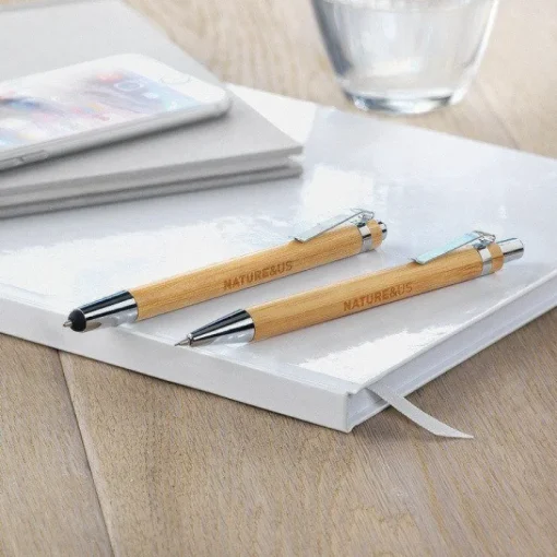 Gift Campaign Penna con inchiostro blu e Portamine con logo entrambe in Bambú> Penne Ecologiche