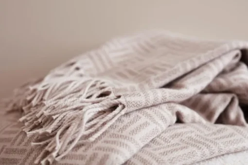 Gift Campaign Plaid jacquard con logo, motivo geometrico e frange Geometric Comfort> Coperte