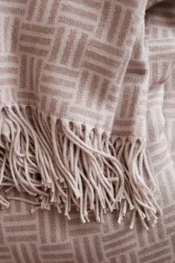Gift Campaign Plaid jacquard con logo, motivo geometrico e frange Geometric Comfort></noscript> Coperte