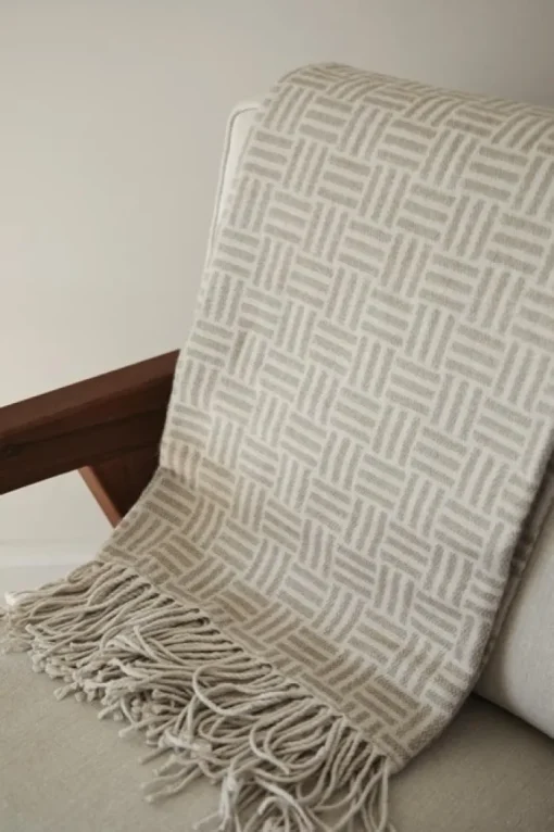 Gift Campaign Plaid jacquard con logo, motivo geometrico e frange Geometric Comfort> Coperte