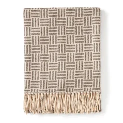 Gift Campaign Plaid jacquard con logo, motivo geometrico e frange Geometric Comfort></noscript> Coperte