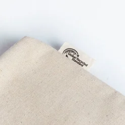 Gift Campaign Pochette in cotone riciclato con interno isotermico in alluminio></noscript> Pochette Personalizzate