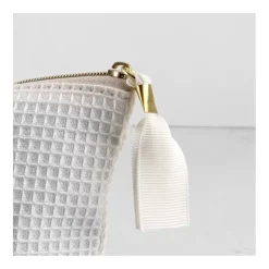 Gift Campaign Pochette in morbido cotone waffle da 240 g/m2 con cerniera dorata></noscript> Pochette Personalizzate