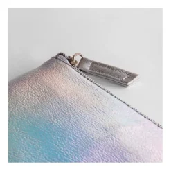 Gift Campaign Pochette moderna in PU con effetto iridescente e tirante abbinato></noscript> Pochette Personalizzate