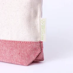 Gift Campaign Pochette promozionale in cotone riciclato con base e maniglia colorate></noscript> Pochette Personalizzate