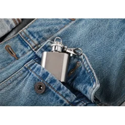 Gift Campaign Portachiavi da incidere in acciaio inox con una fiaschetta da 28ml></noscript> Portachiavi In Metallo