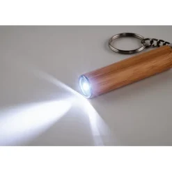 Gift Campaign Portachiavi di bambù con torcia LED e batterie incluse></noscript> Torce