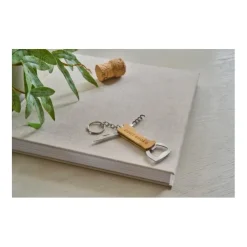 Gift Campaign Portachiavi in bambù con apribottiglie, coltellino e cavatappi></noscript> Portachiavi Apribottiglie