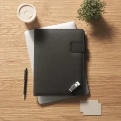 Gift Campaign Portadocumenti A4 in pelle e lino con powerbank e caricatore wireless></noscript> Portadocumenti Personalizzati