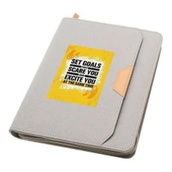 Gift Campaign Portadocumenti a righe in plastica riciclata arrotondata A5></noscript> Portadocumenti Personalizzati