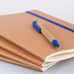 Gift Campaign Quaderni ecologici con logo A5 con penna pagine neutre Journal Pigment></noscript> Gadget Ecologici|Taccuini Ecologici