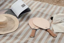 Gift Campaign Racchettoni in di pioppo con 2 palline in gomma nera Seaside></noscript> Gadget Da Mare