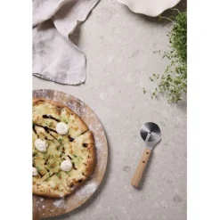 Gift Campaign Rotella tagliapizza in acciaio inox con manico in legno></noscript> Altri Utensili Da Cucina