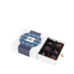 Gift Campaign Scatola di 9 cioccolatini con ripieno di caffè e prugne al cioccolato></noscript> Cioccolatini